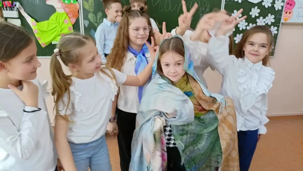 Наши маленькие принцессы из 2 "Г" 💐  В преддверии весеннего праздника в классе было особенно шумно и