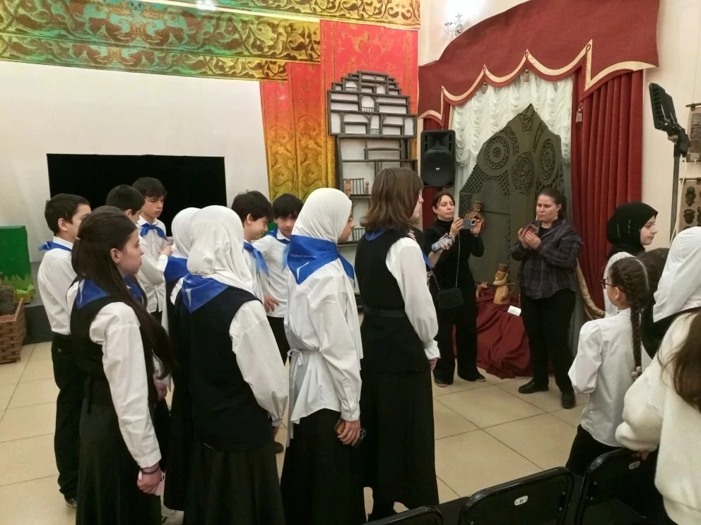 Первые нашей школы приняли участие в «Театральном закулисье», которое проводится в рамк...