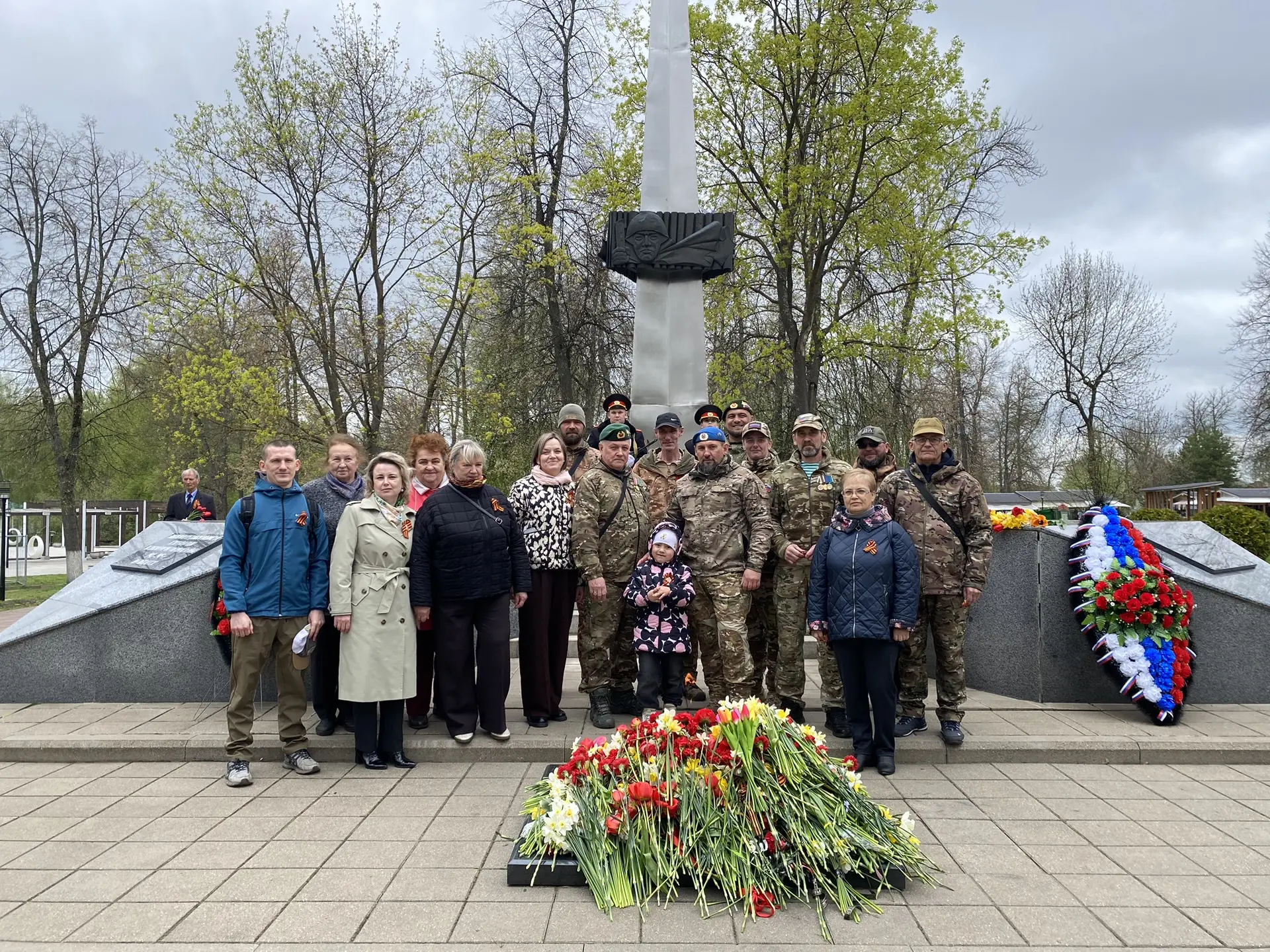 Сегодня, накануне светлого праздника Победы, состоялась торжественная церемония возложения цветов к 