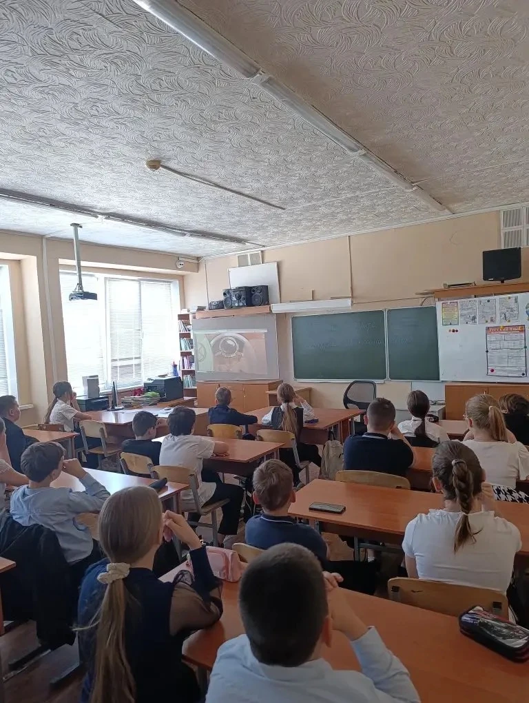 🚀 6 апреля прошли классные часы «65 лет триумфа. Ко Дню космонавтики»  Во всех классах нашей школы с