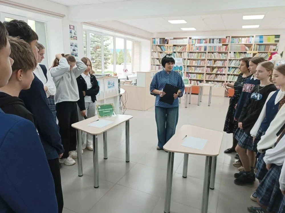 В рамках проекта «Пушкинская карта» библиотекарь центральной детской библиотеки имени С.В.Михалкова 