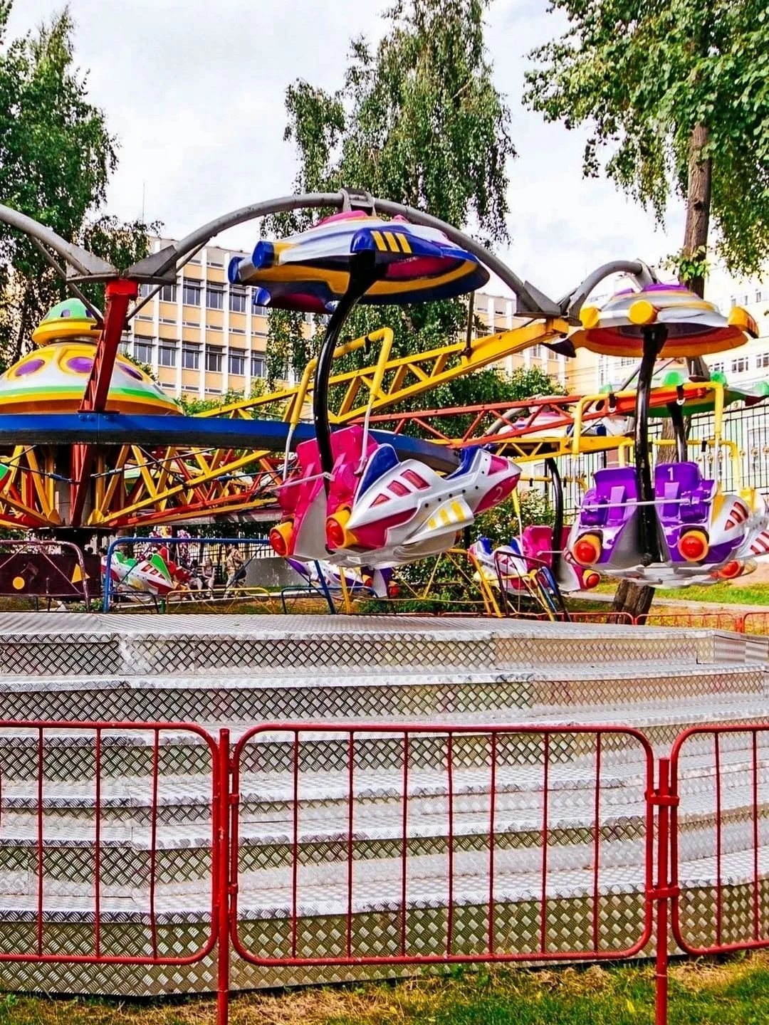 Семейные прогулки в парке (0+)

Иногда достаточно одного аттракциона, чтобы день запомнился. В парке