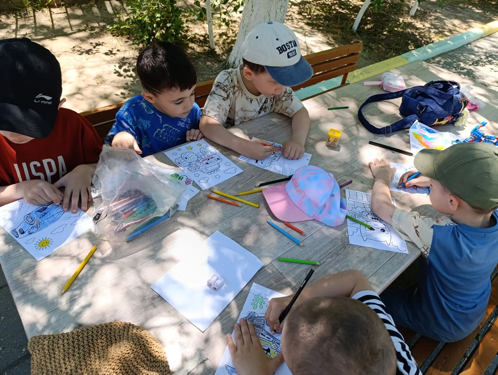 Солнечный денек в детском саду! ☀️ Детишки отправились на прогулку, и их ждали веселые игры. 🤸‍♀️ С