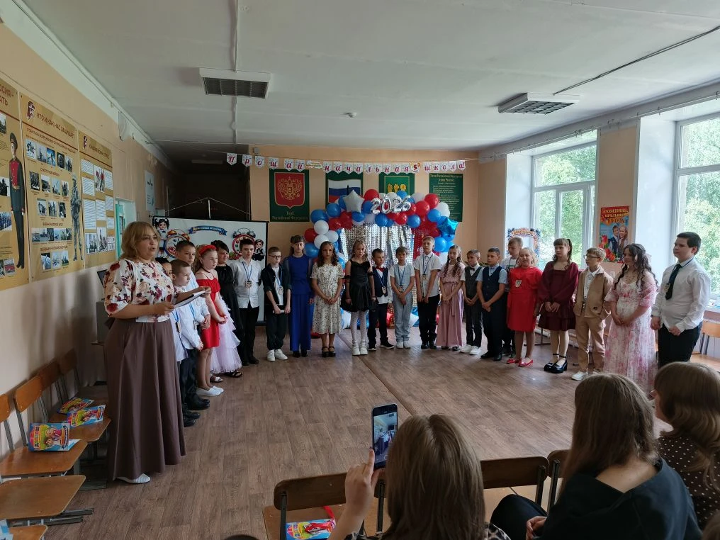 🎈ВЫПУСКНОЙ В 4 КЛАССЕ🎈
Незаметно пролетели четыре года — и вот настал день прощания с начальной шк