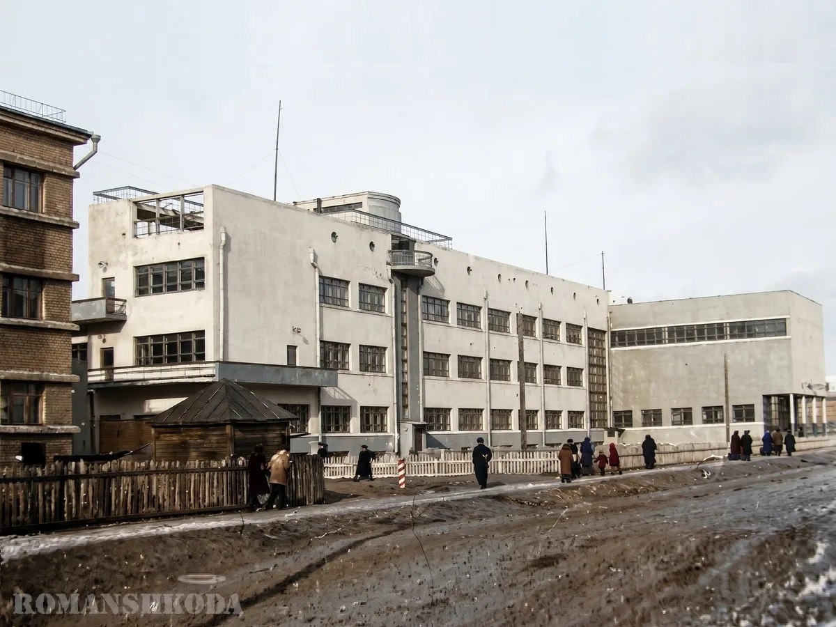 На довоенных фото района Сталинградского Тракторного завода выделяется одно яркое конст...