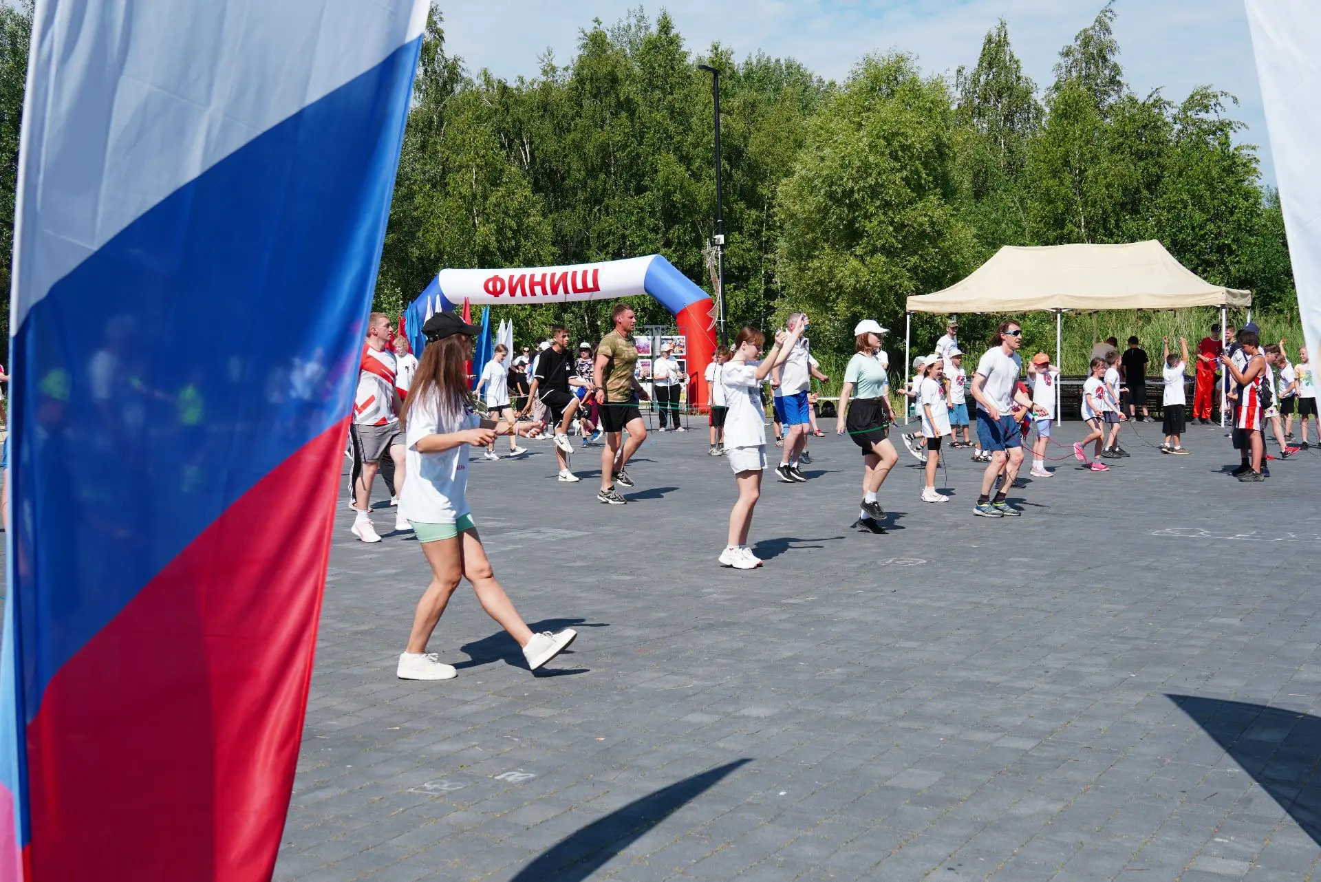 🏃‍♂️🇷🇺 Сегодня, в День России, в Курчатове состоялся массовый забег «Россия — это мы!», объединив