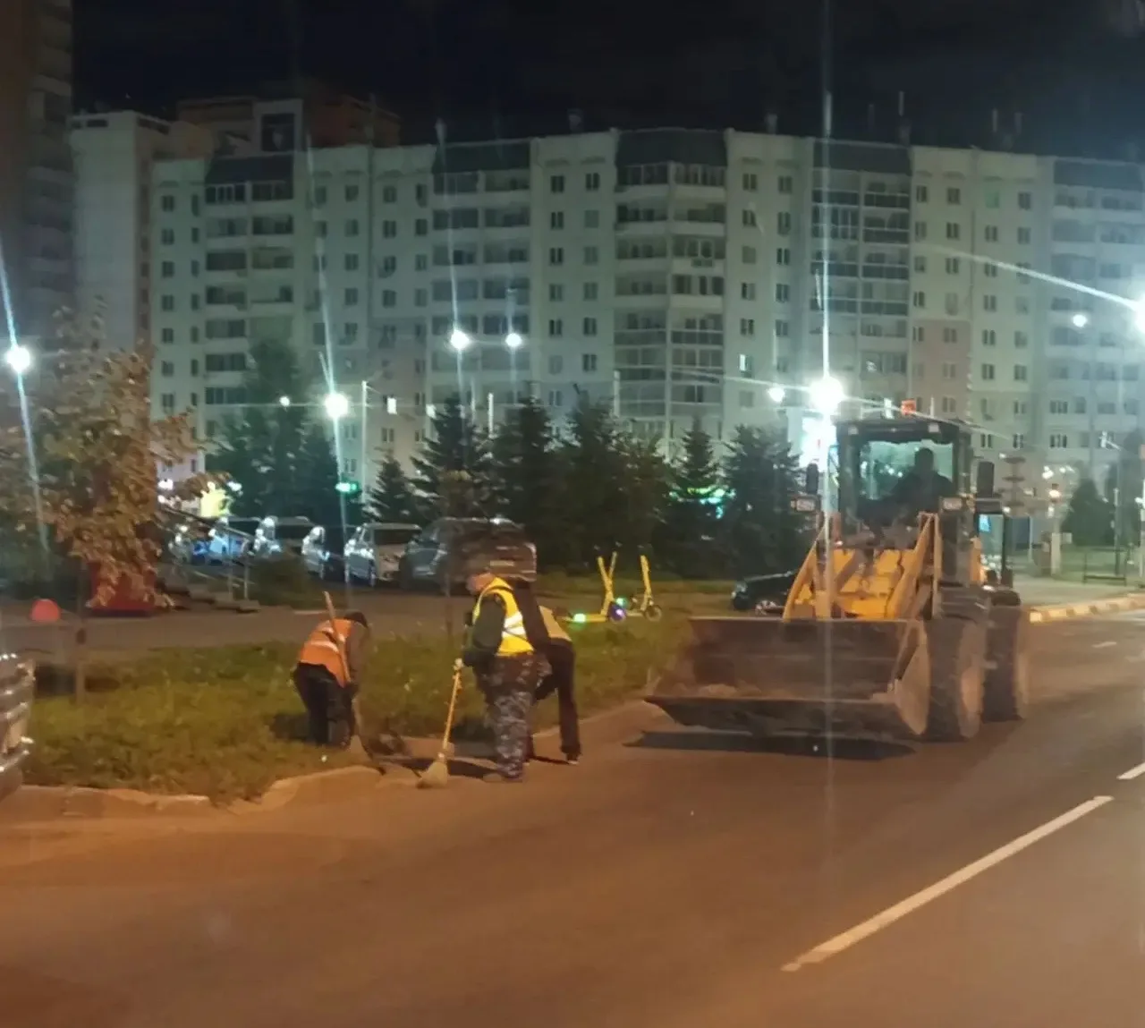 Сегодня, 4 сентября, на улицах города Челябинска работает 126 единиц техники. В уборке ...