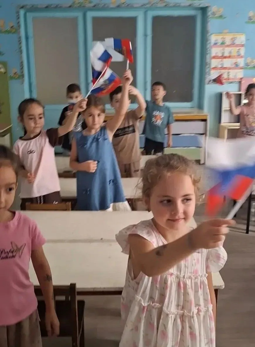 Ко Дню Российского флага в подготовительной группе была проведена беседа: педагог расск...