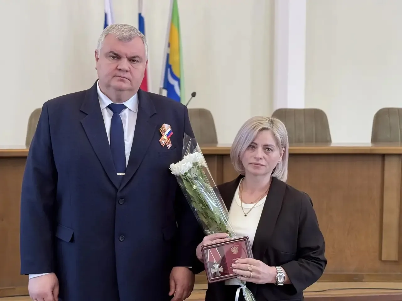 Глава Азовского района Сергей Комаров вручил ордена и медали семьям погибших героев СВО  В администр