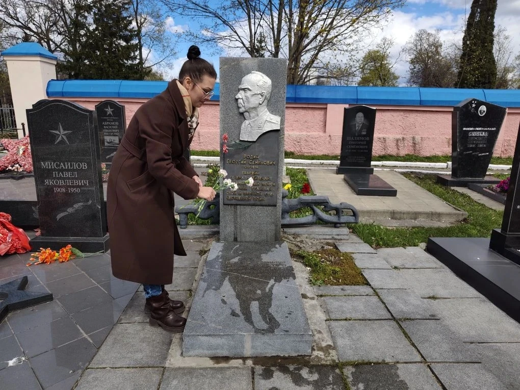 ✅В преддверии праздника Великой Победы работники нашего детского сада возложили цветы к могиле Героя