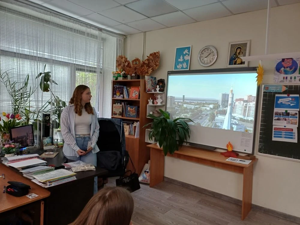 Сегодня в 8 «Д» классе прошел урок «Проводники смыслов». Ребята познакомились с ключевыми молодежным