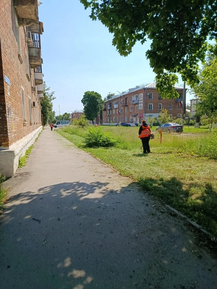 Работы по окосу травы, сбору смета, грейдированию дорог ведётся специалистами МКУ "Универсал-Ком " в