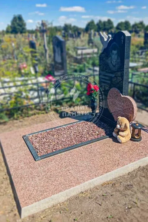 ⚒ Комбинированный памятник ФГ-124 с птицей — памятник из чёрного габбро с контрастной в...