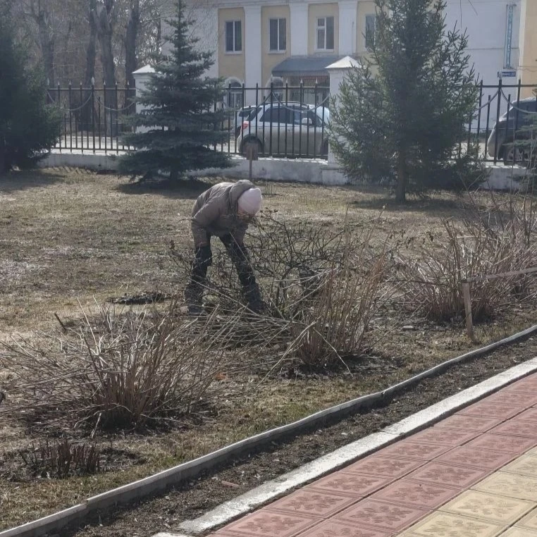 🌧️ Вы думаете, помощники города испугались утреннего дождя и не вышли на субботник? А вот и нет! 🌧️ 