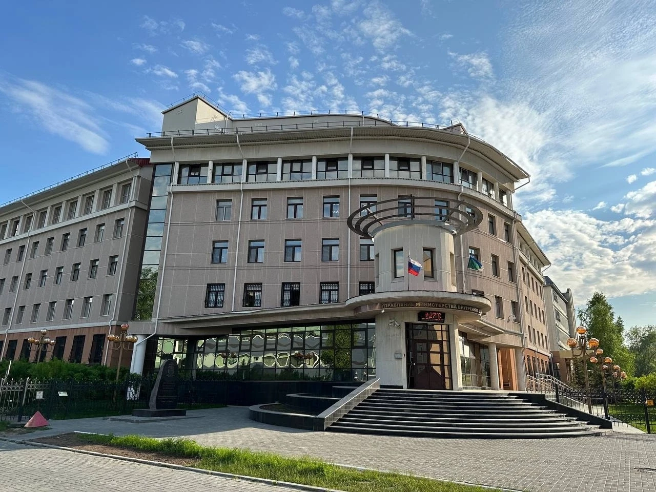 👏 Поздравление начальника УМВД России по ХМАО - Югре Сергея Ветохина с Днём России!

Уважаемые колл