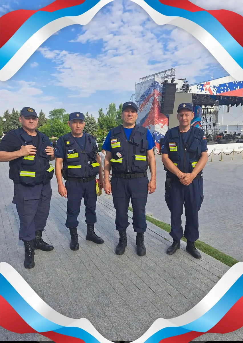 Городские спасатели присутствовали на торжественной церемонии поднятия флага, организованной в честь