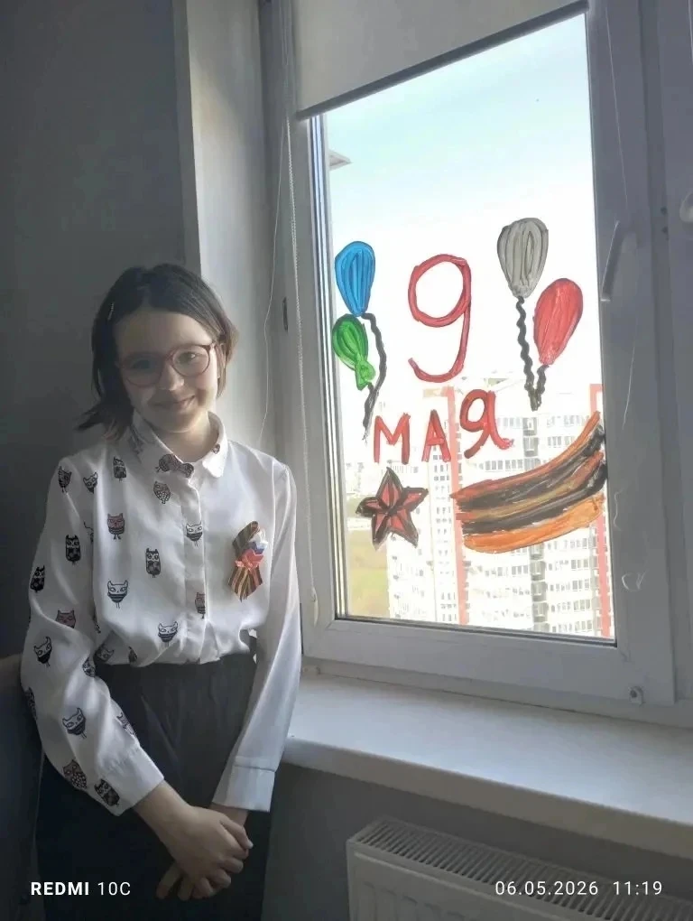 Ученики столичной школы №6 присоединились к масштабной акции «Окна Победы».  В преддверии 9 Мая ребя