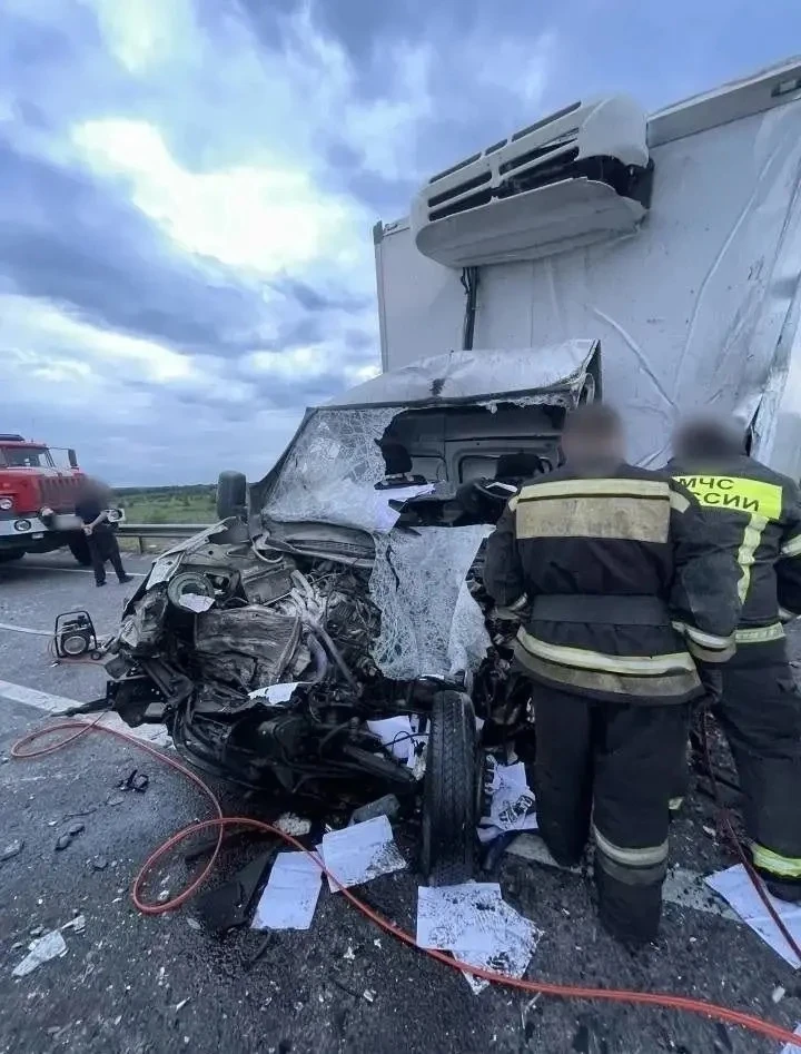 🚔Трагическое столкновение фуры с Газелью в Аннинском районе привело 

Накануне, примерно в 19:18 ча