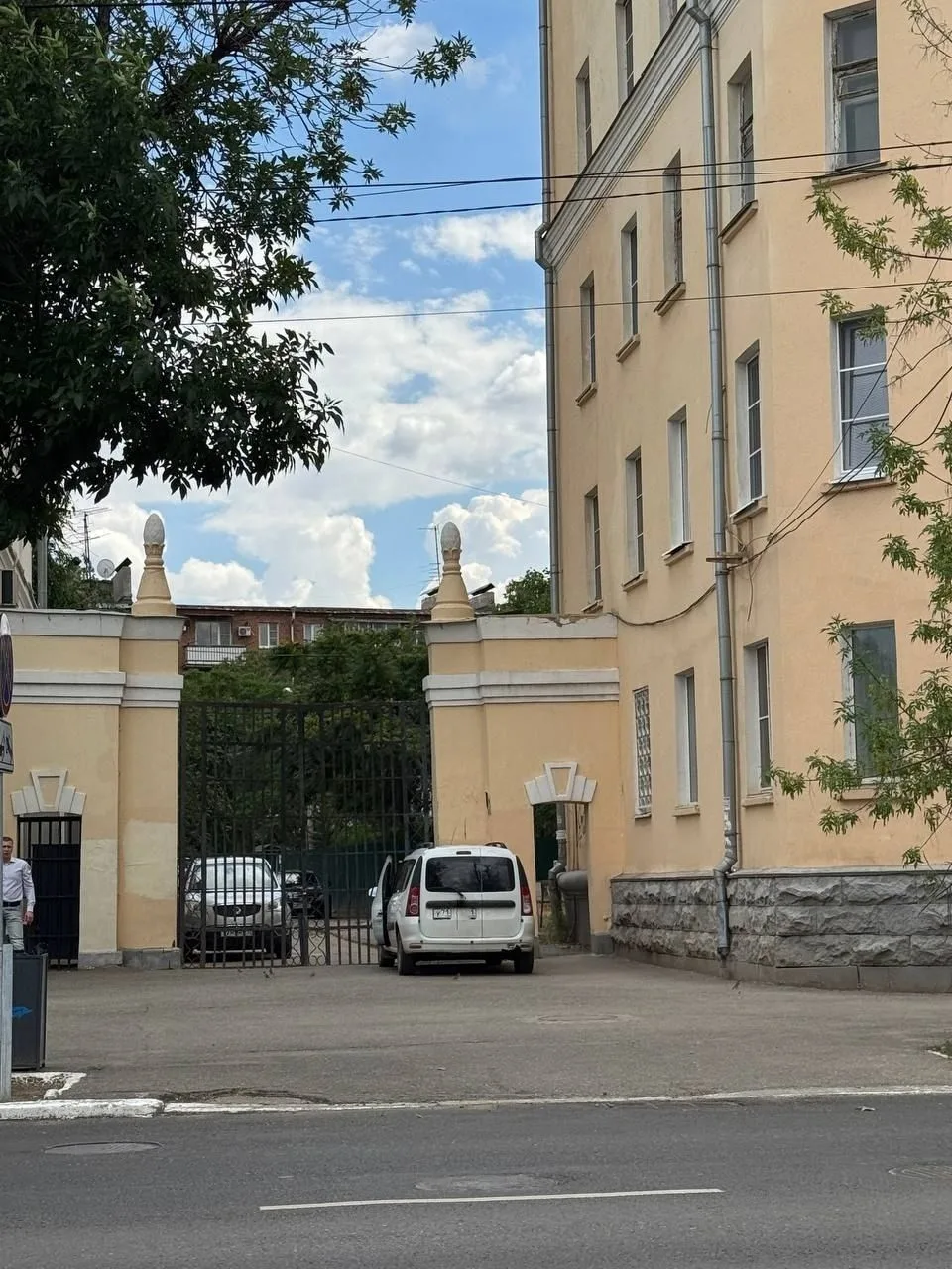 🚗Местные жители района Ленина выражают недовольство: им запрещено оставлять машины на улице, из-за 