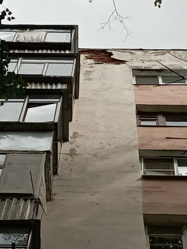 Полежаевае 120 . Куда смотрит ЖЭК, ждет когда случится трагедия? Рядом остановка, магазины, ходят и 