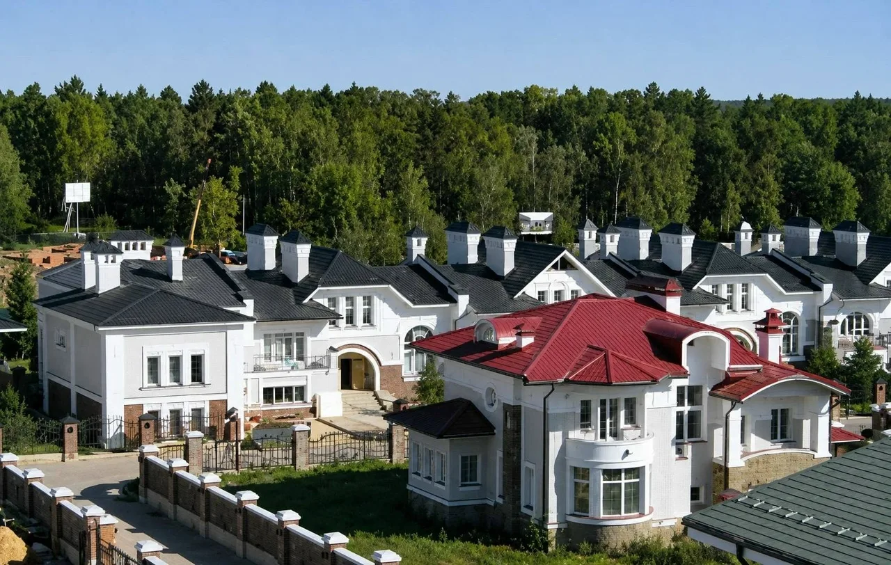 🏠 В Подмосковье выставлен на продажу самый дорогой дом стоимостью 4,6 миллиарда рублей.