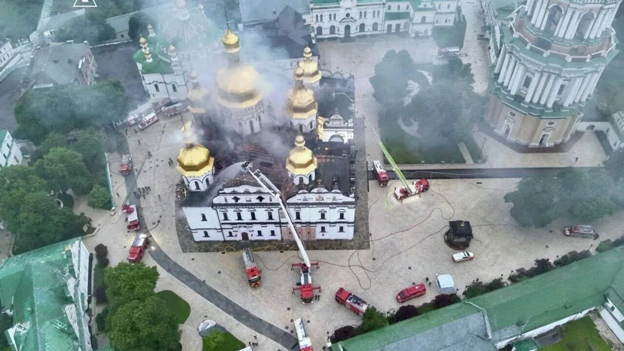 В Киево-Печерскую лавру попала ракета американского комплекса Patriot, сообщили в российском Минобор