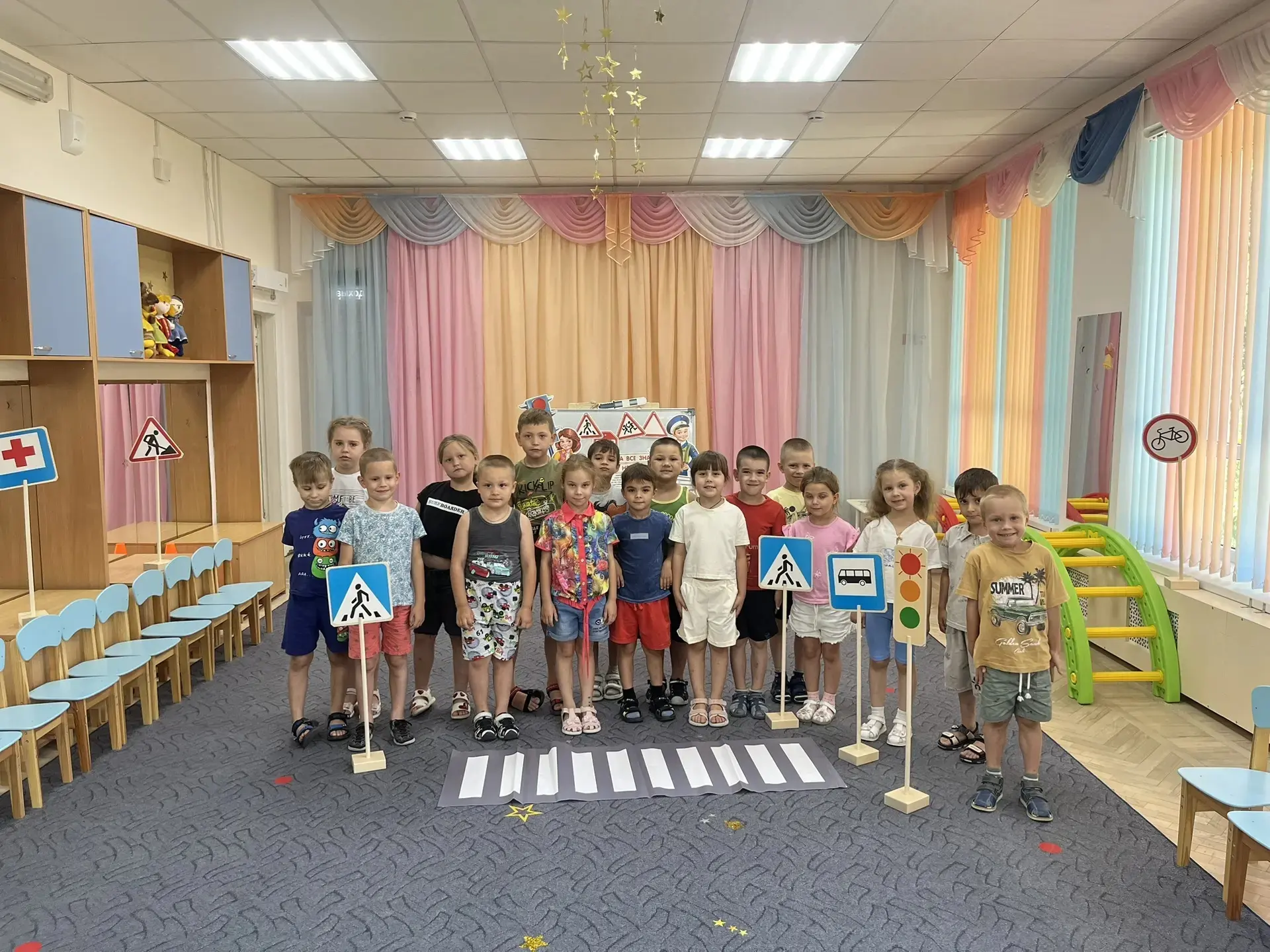 Сегодня в детском саду была проведена тематическая беседа,по правилам ПДД и дорожным знакам.
Объясни