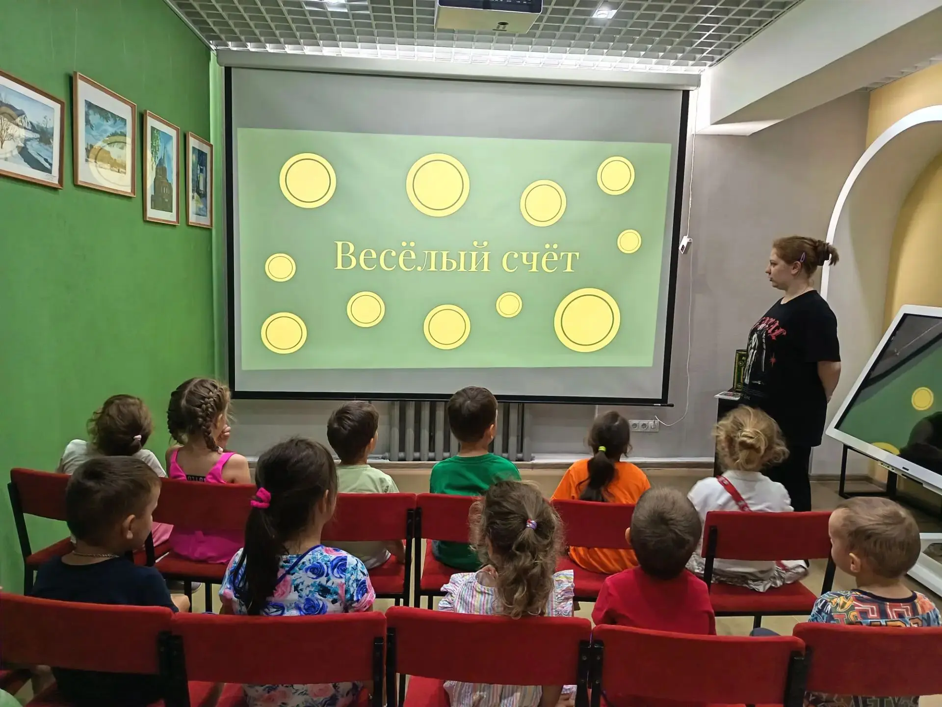 Воспитанники старшей группы посетили городскую библиотеку! 📚  

С детьми была проведена квест‑игра 