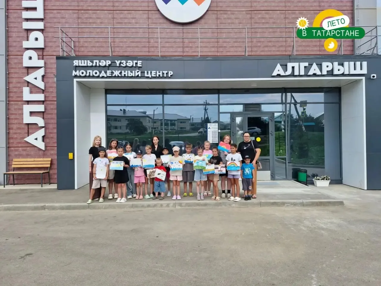 Творчество на свежем воздухе: как прошёл день в «Алгарыш»

В молодёжном центре «Алгарыш» сегодня цар
