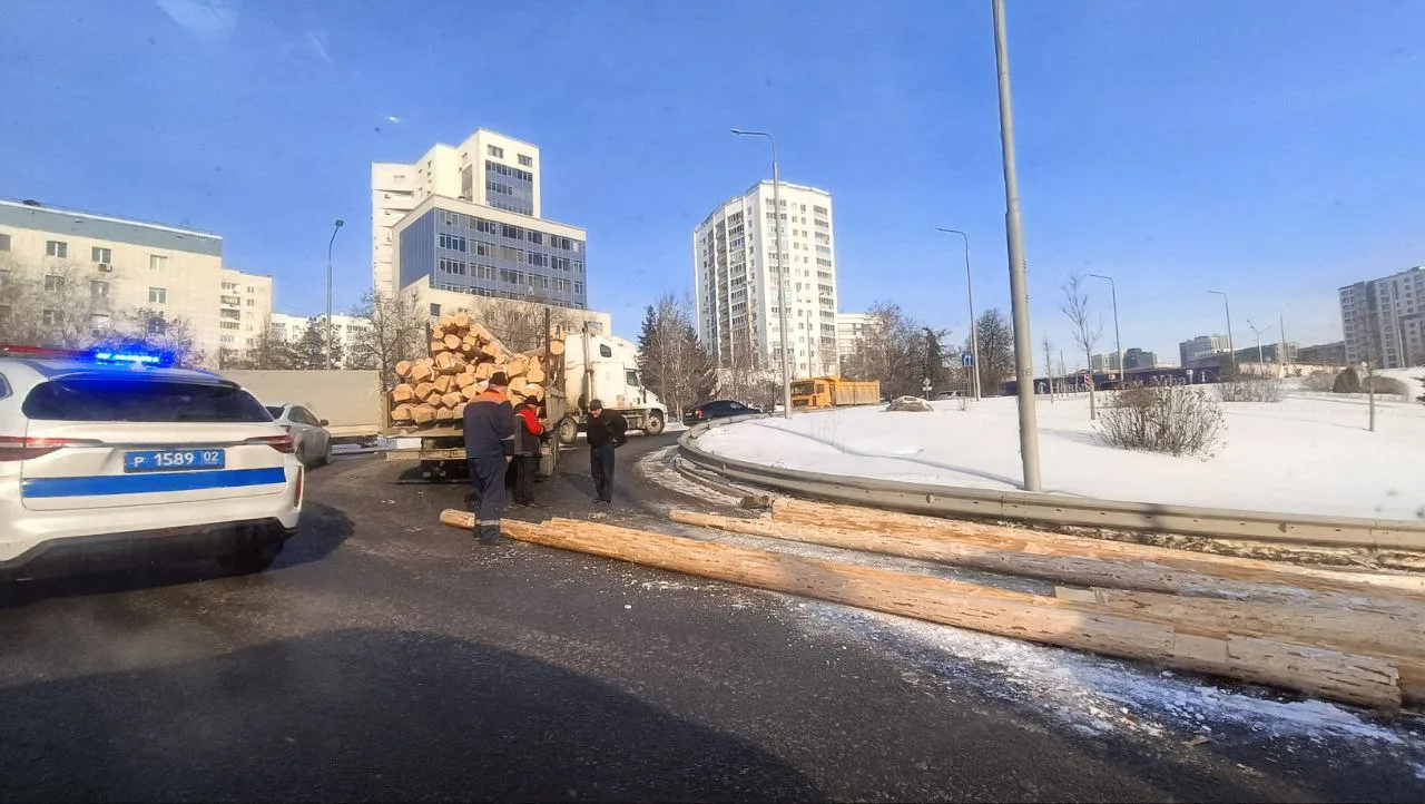 Не доехал до пункта назначения... В Уфе на развязке проспекта и улицы Салавата случился...