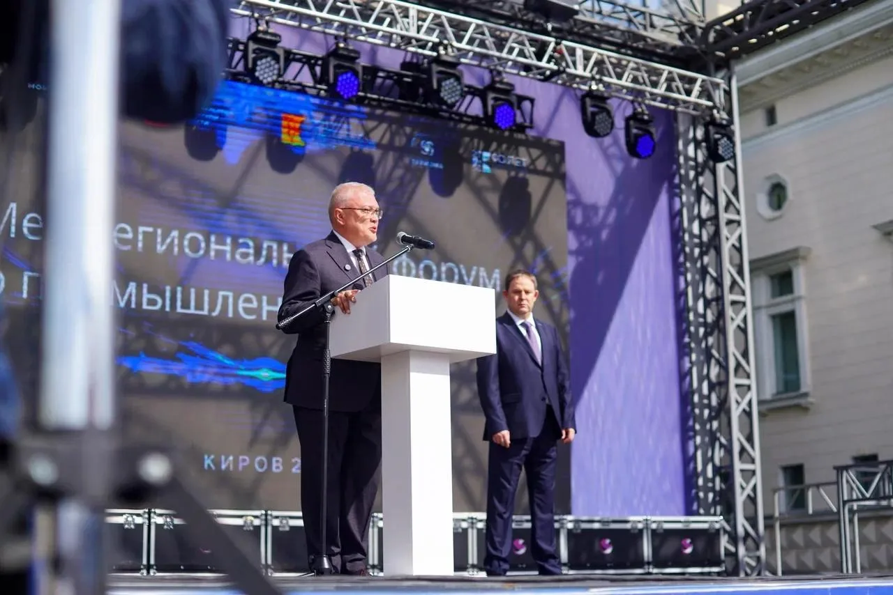 Вместе с заместителем министра промышленности и торговли Российской Федерации Иваном Ал...
