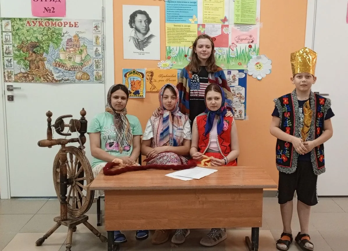 5 июня в пришкольном оздоровительном лагере "Ромашка" прошёл Пушкинский день. Дети инсц...