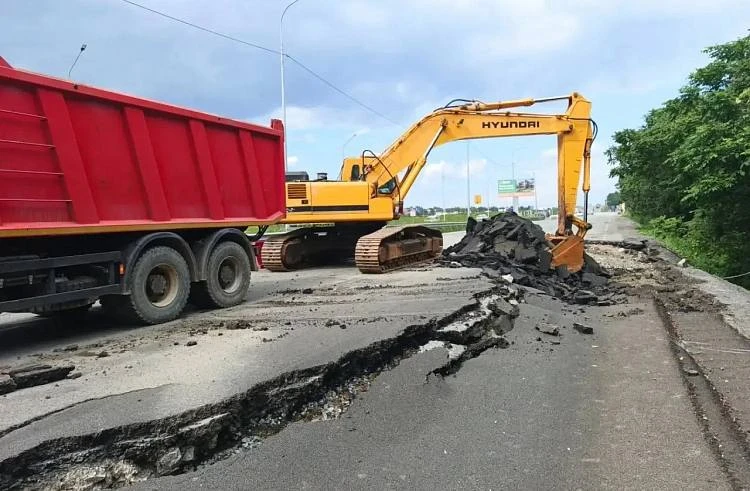 Владивостокский аэропорт: начался ремонт подъездной дороги, одна полоса перекрыта. 

Специалисты «Пр