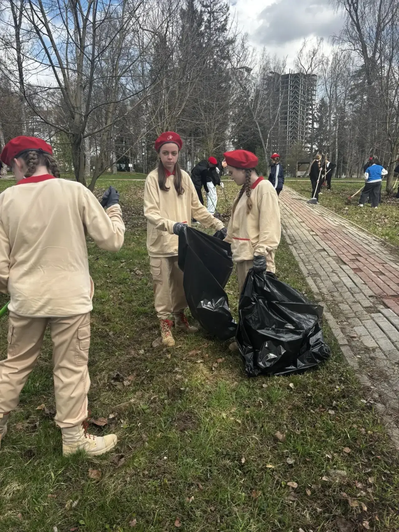 🇷🇺 Боевая уборка: юнармейцы отряда «Память» МОУ СОШ 18 имени Подольских курсантов навели порядок у п