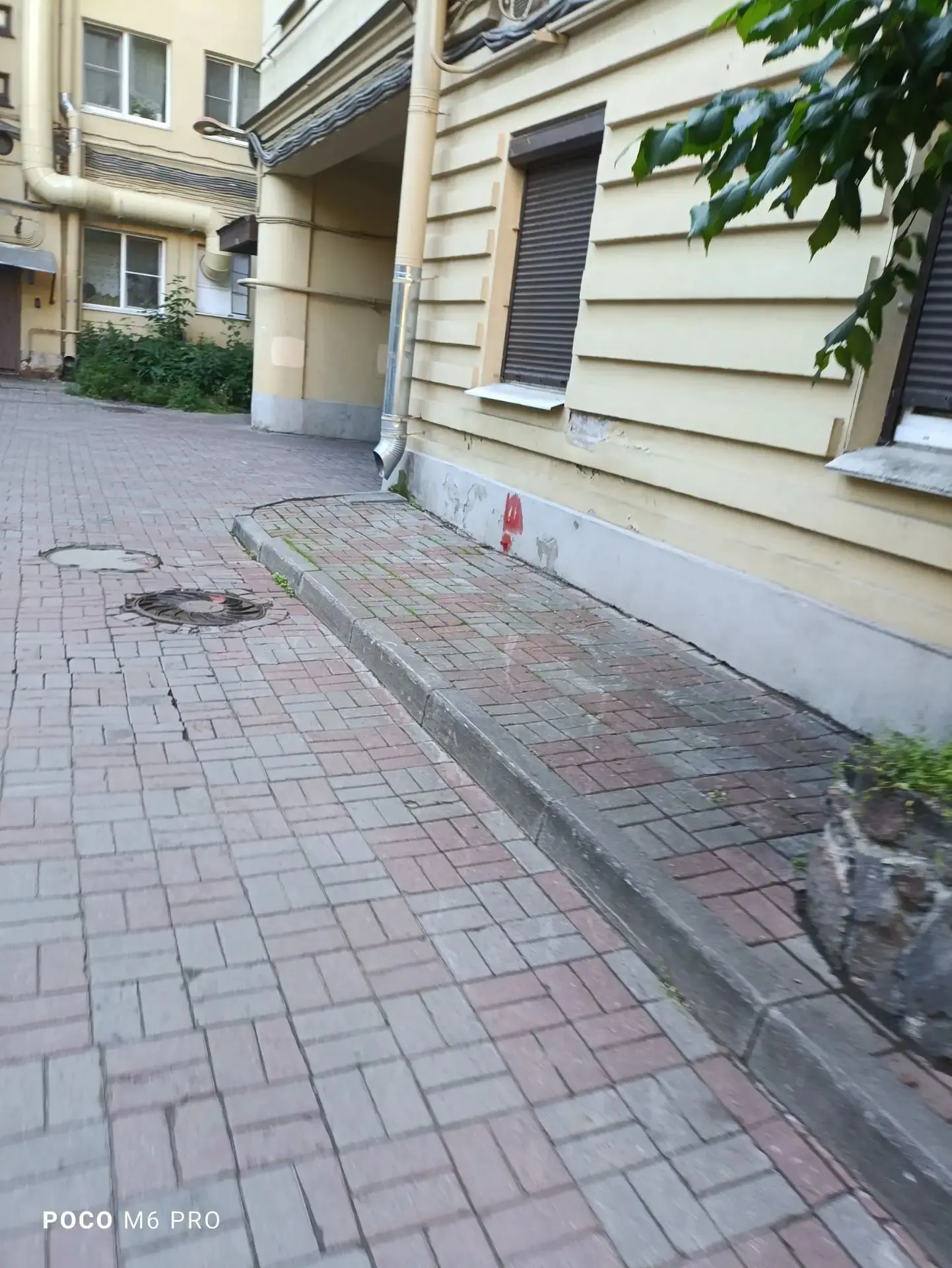 Доброе утро понедельника ☀️

Наши дворники уже наводят марафет во дворах.
Наверное, только они знают