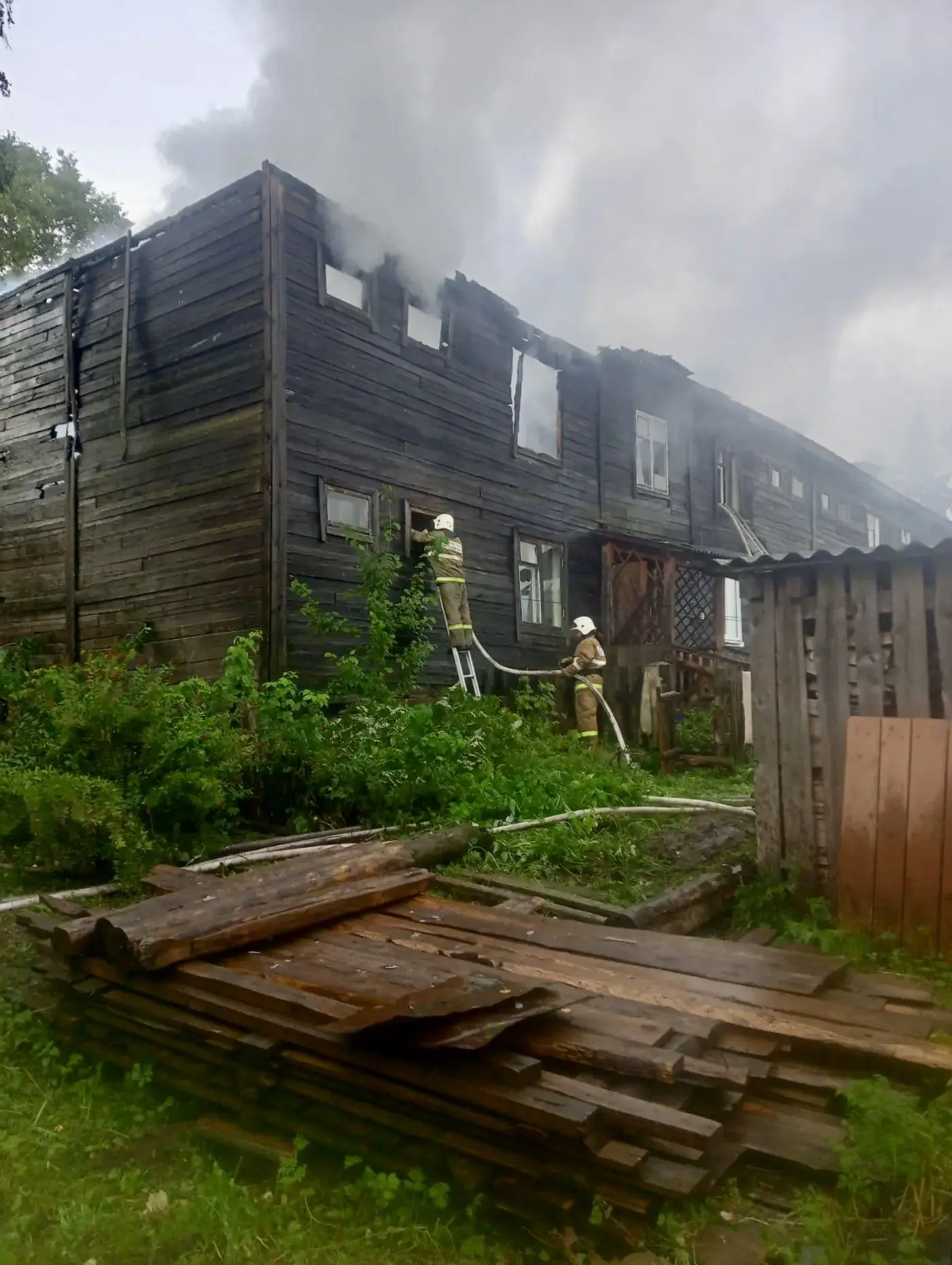 🔥 Шесть человек эвакуировались из горящего дома в Плесецком округе