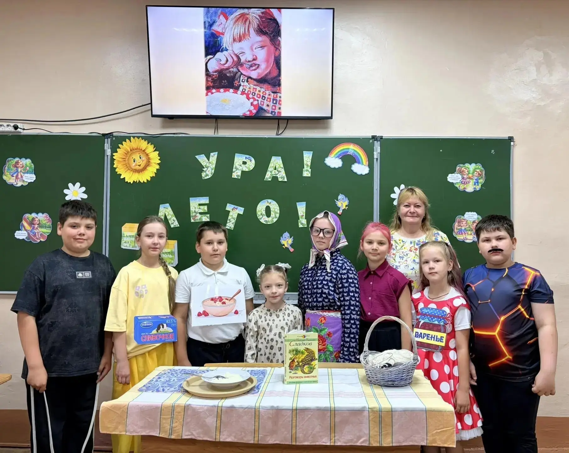 Ребята из объединения «Театралы» под руководством педагога дополнительного образования Овчинниковой 