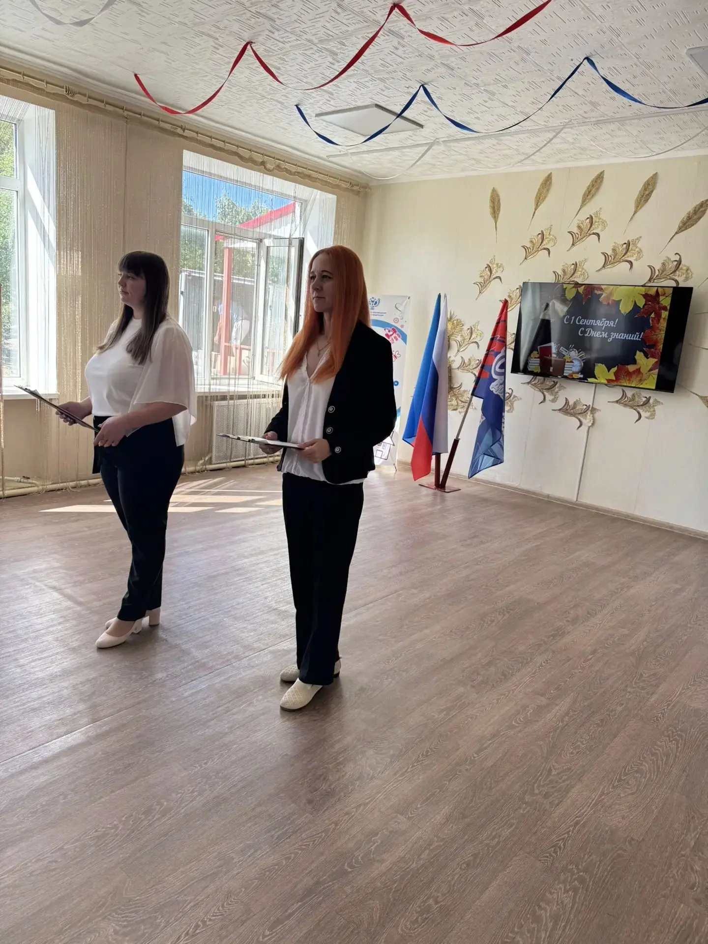 По традиции 1 сентября ученики идут в школу, у них торжественная линейка и праздничный ...