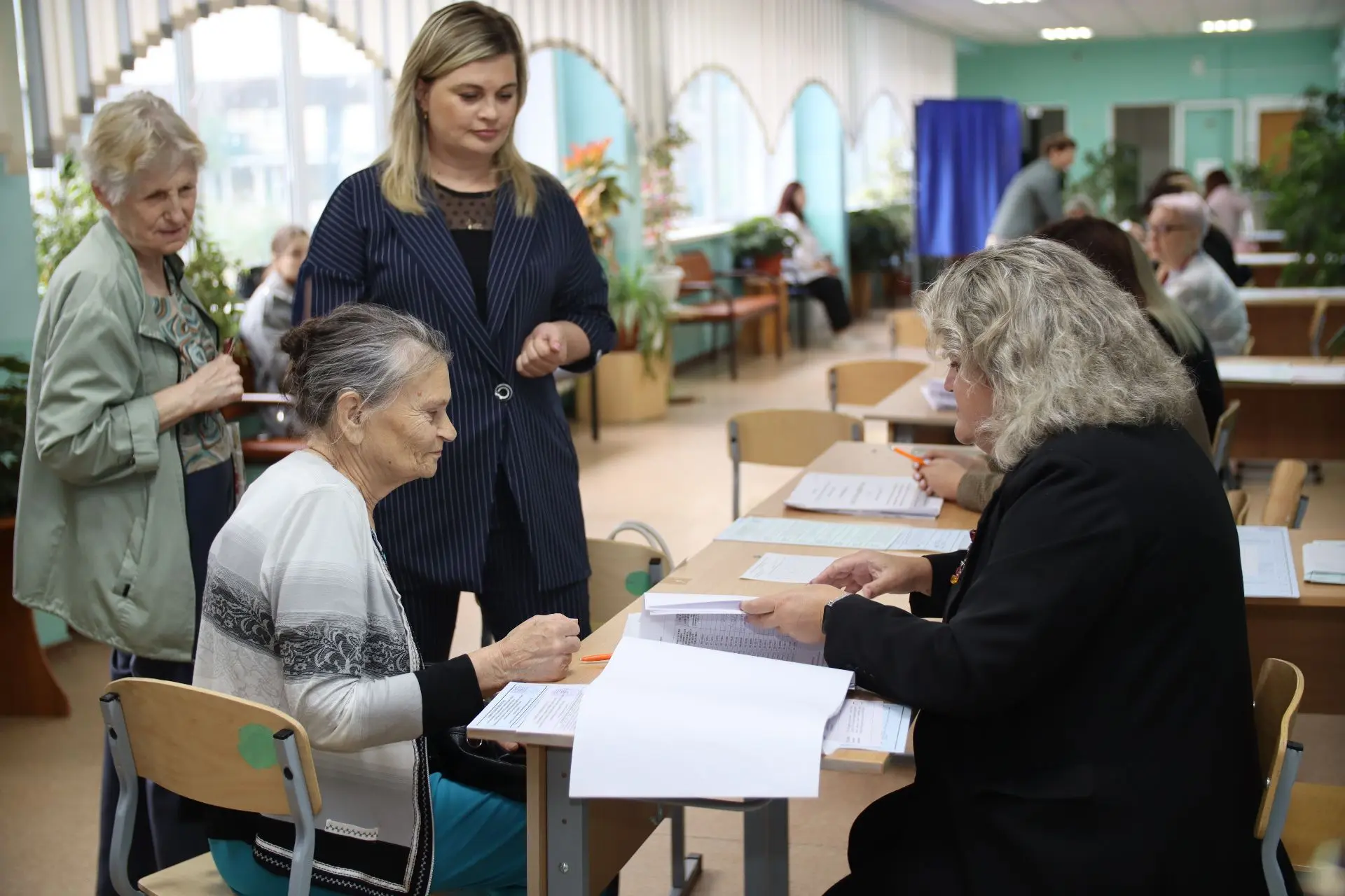 👐 Сурдопереводчик помогает избирателям с нарушениями слуха на участке в Курске