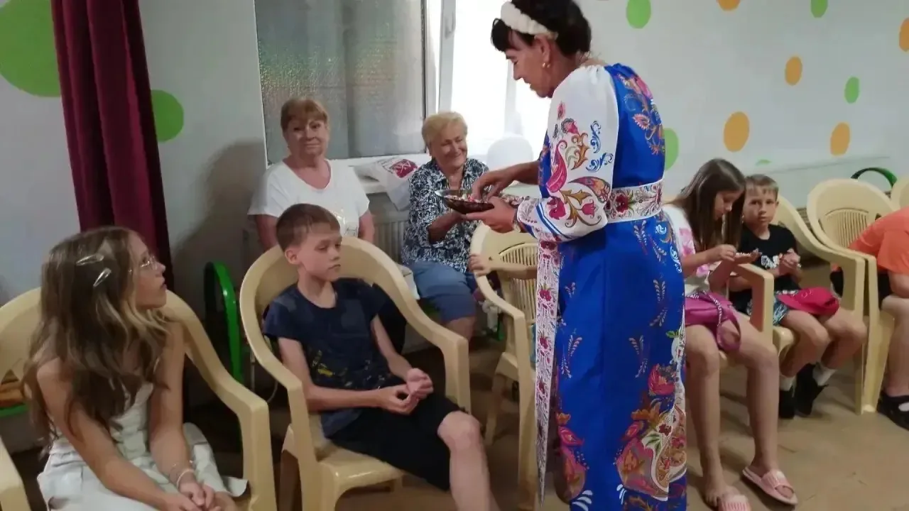 Путешествие в прошлое: «Бабье лето» и школьники вспомнили русские традиции

Участницы вокальной груп