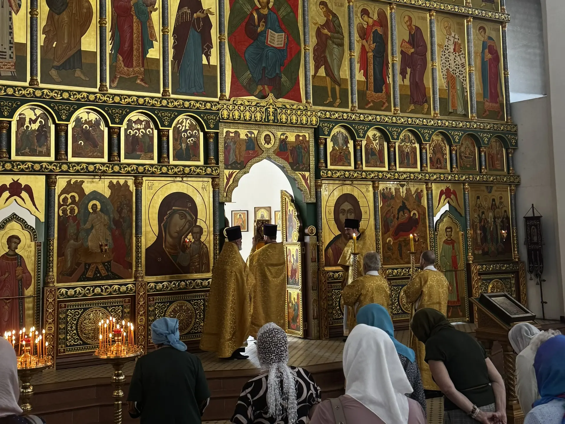 Делимся с вами фотографиями с богослужения 14.06 в день всех Святых в Земле Русской просиявших.

#со