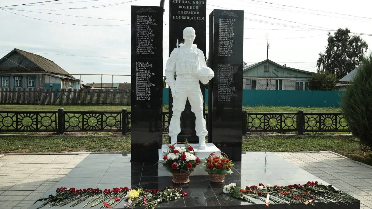Памятник участникам СВО установили в Новой Малыкле