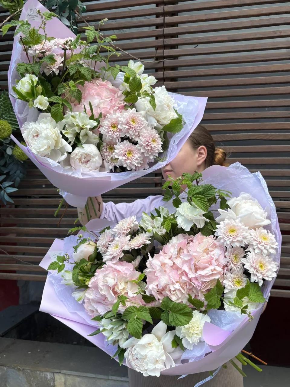 Букеты дня с воздушной розовой гортензией, пионами и хризантемой 🌸