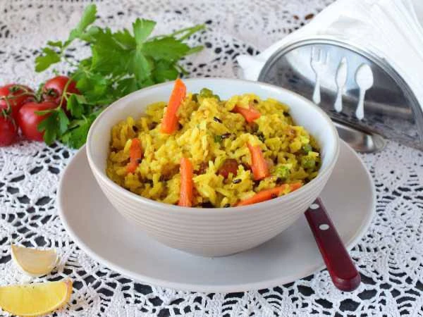 🍚 Постный плов с овощами.  Ингредиенты:  • Рис пропаренный – 300 г • Морковь – 1 шт. • Лук репчатый 