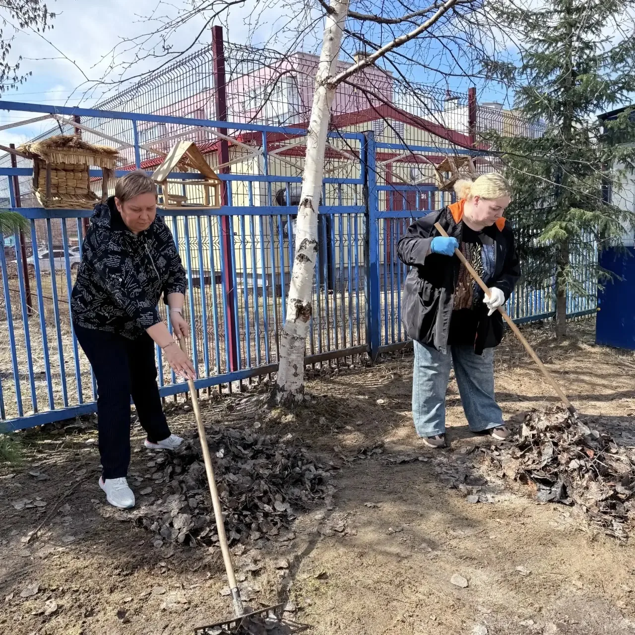 Волшебники не всегда носят мантию. Иногда у них в руках метла и мешок для мусора🍂