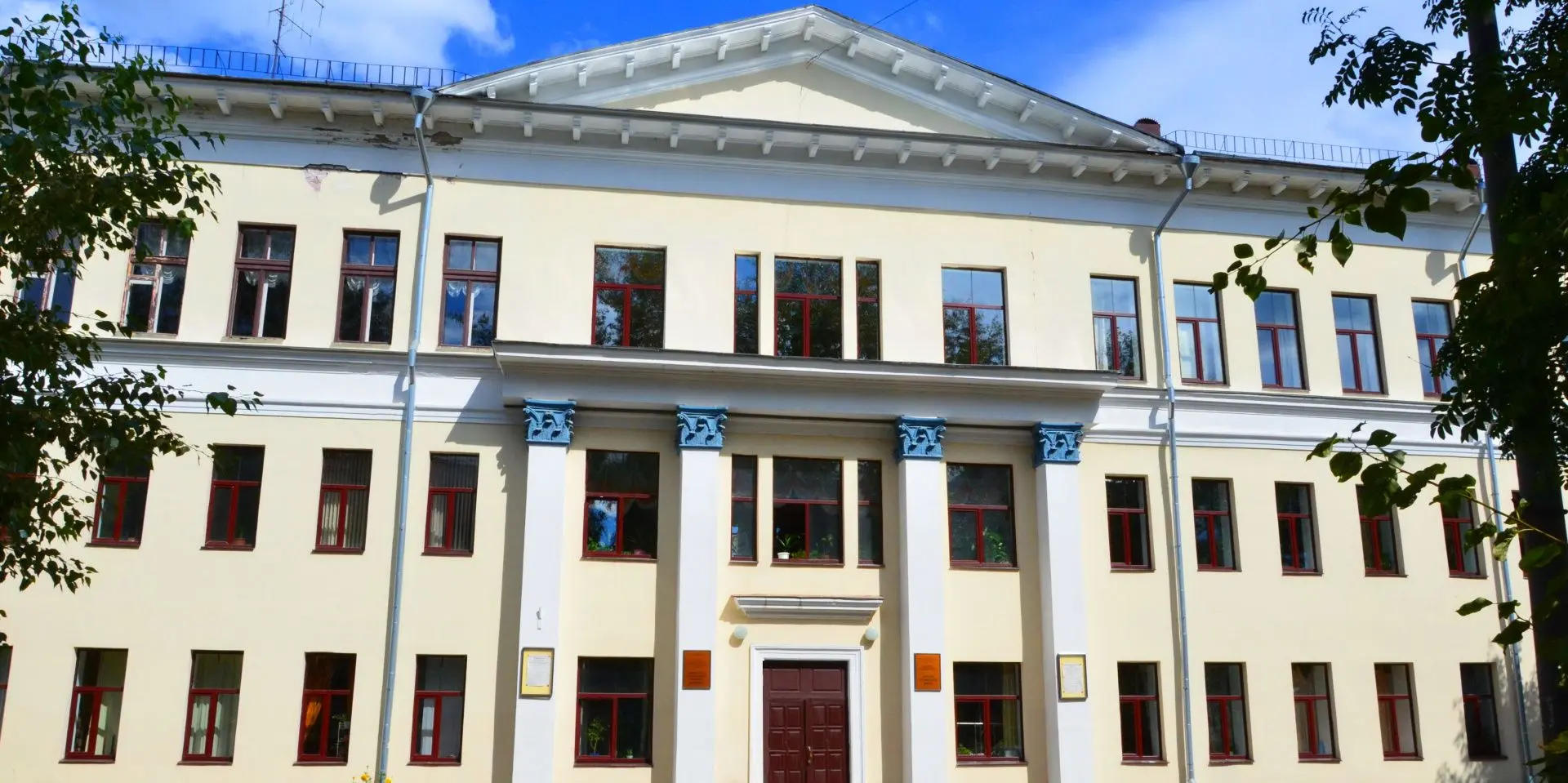 Ивановское музыкальное училище объявляет набор абитуриентов по специальностям:
53.02.02 Музыкальное 