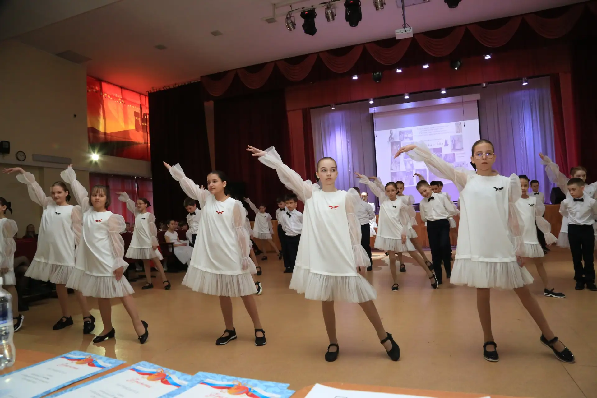 💃 Сегодня в школе — настоящий праздник грации и красоты! 💐  В актовом зале царила атмосфера настояще