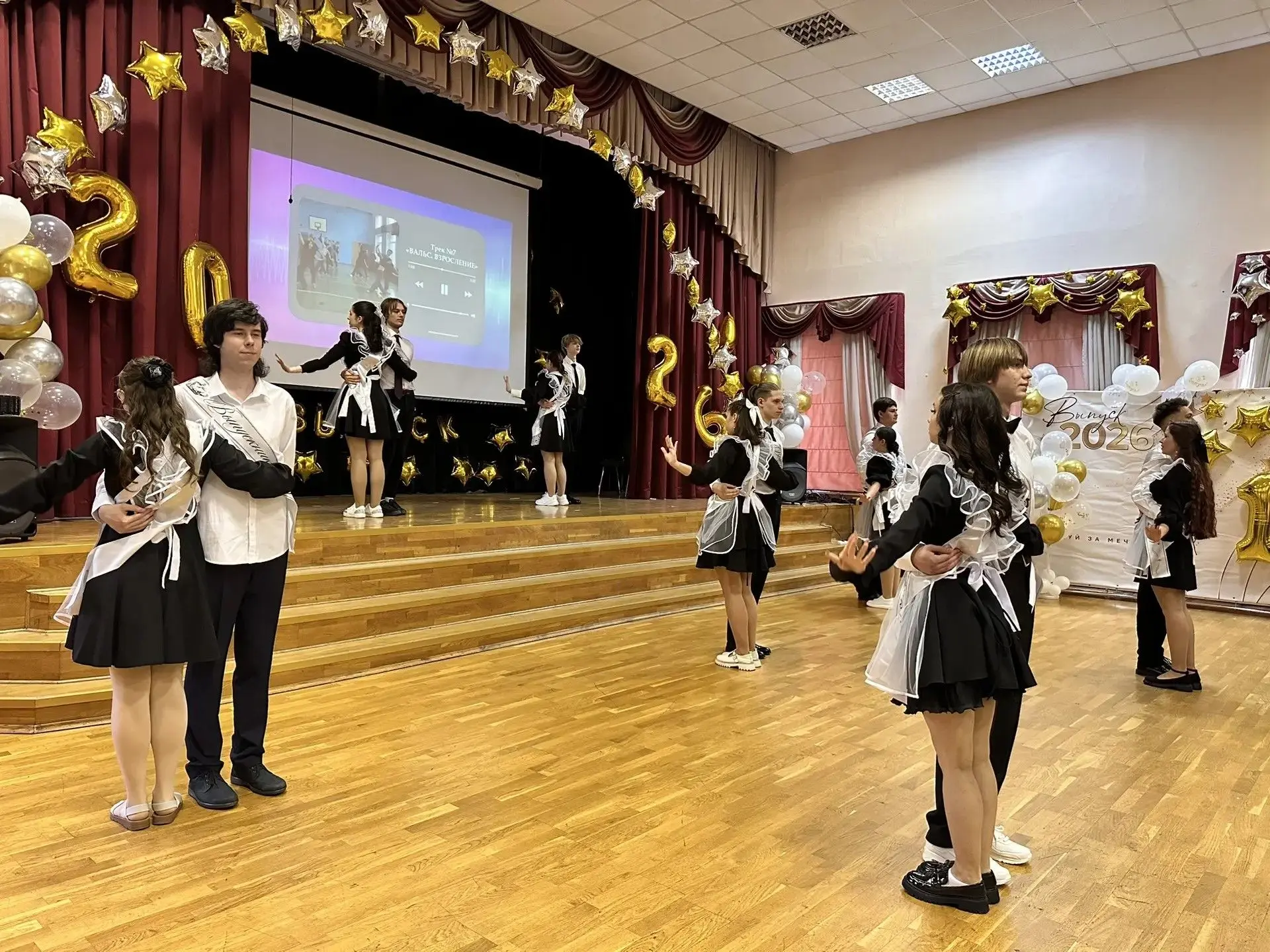🌟 Последний звонок прозвенел для вас, дорогие выпускники! 🎓✨  Школа прощается с вами, но впереди цел