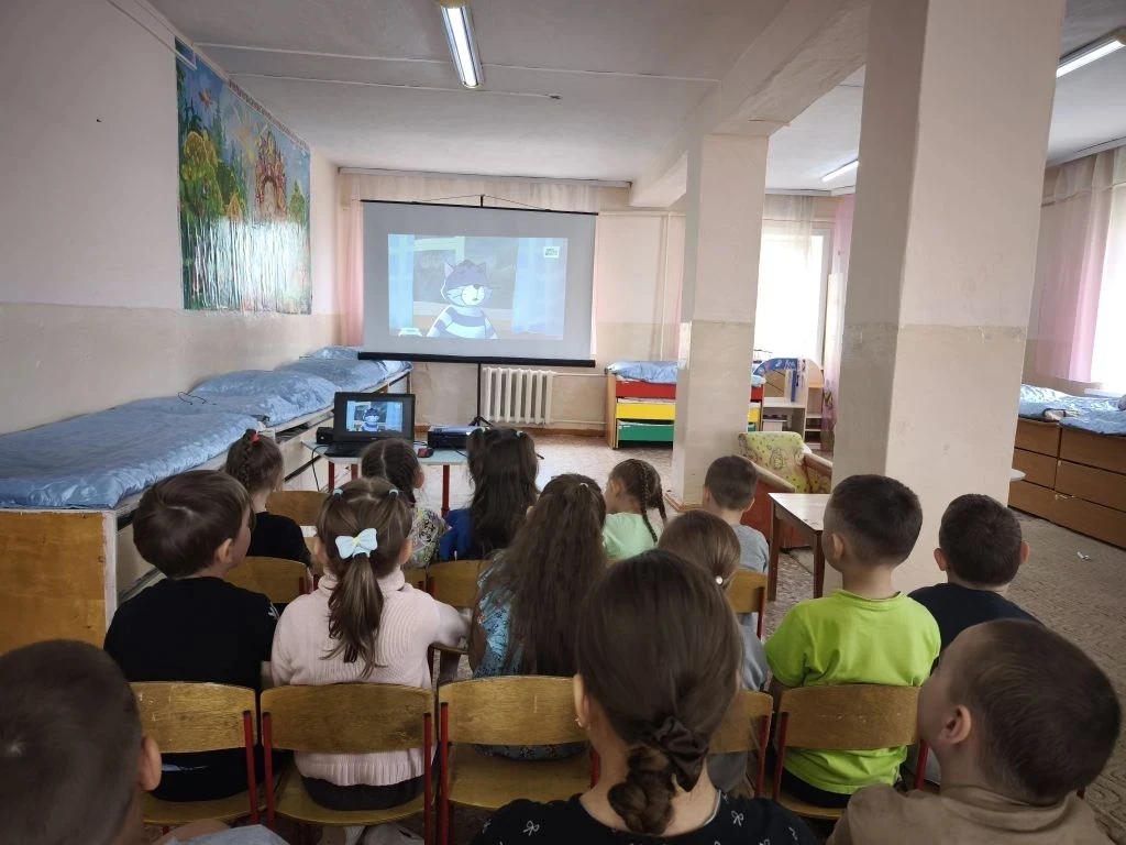 9 июня: Международный День друзей. 

Воспитатель группы, Ирина Алексеевна, посвятила этот день важно