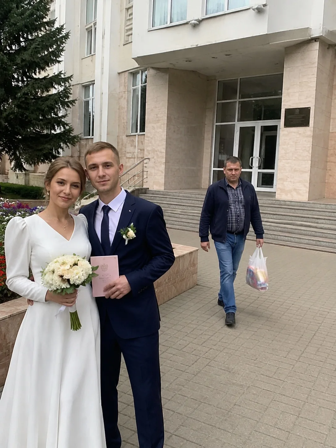 Сфоткались у ЗАГСа после росписи, а дядя с пакетом решил стать третьим в нашей истории....